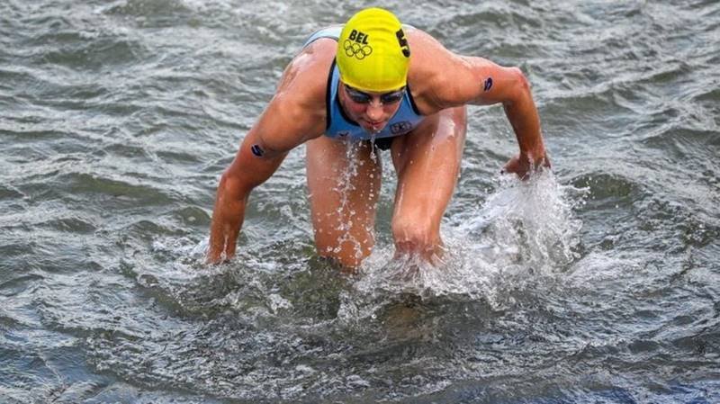JOCURILE OLIMPICE. O sportivă belgiană a ajuns la spital după ce a înotat în Sena la proba de triatlon