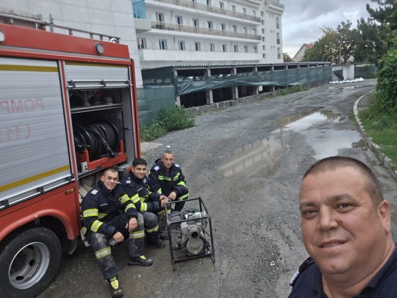 Zi grea pentru pompierii constănţeni. Mai multe curţi au fost inundate – la Eforie, pompierii au lucrat neîntrerupt timp de 7 ore pentru a scoate apa din subsolul unui hotel