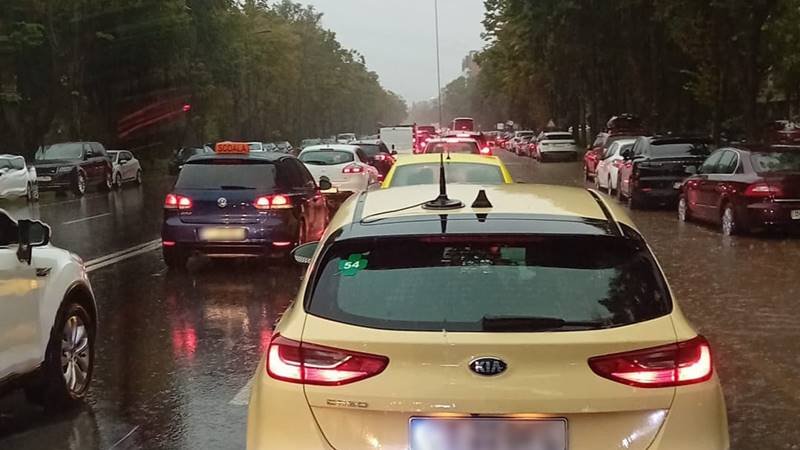 Întârzieri pe toate liniile CT Bus, din cauza ploii: linia 43 M a fost deviată, iar linia City Tour nu va circula