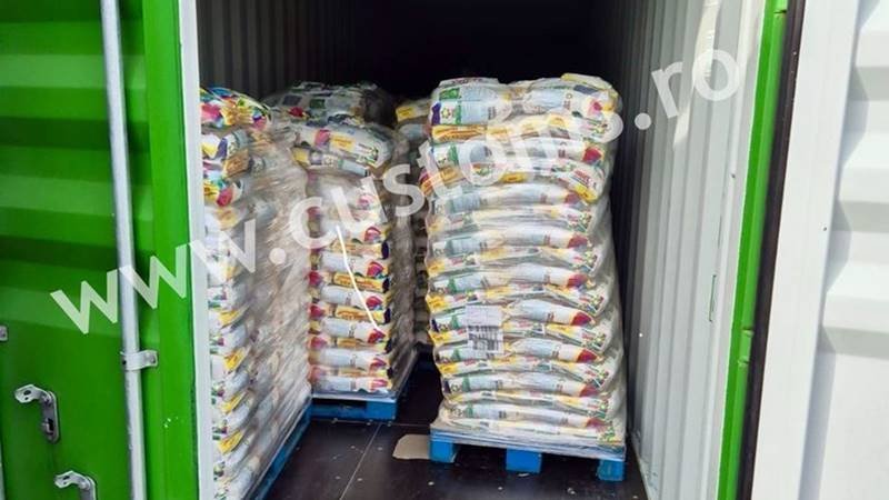 Peste 70 de tone de detergent contrafăcut au fost reținute de inspectorii vamali din Constanța