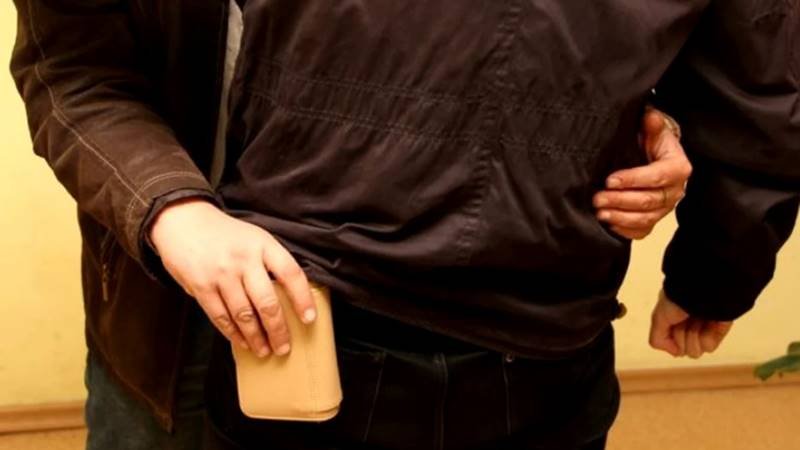 Un bătrân a rămas fără 5.000 de lei pe care tocmai îi scosese de la bancomat, după ce a fost îmbrățișat pe stradă de un necunoscut. Autorul furtului este un bărbat din Medgidia