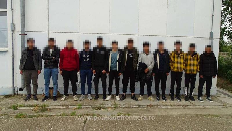 (FOTO) 11 sirieni și un afgan, prinși după ce au traversat Dunărea cu două bărci cu motor, pentru a intra ilegal în România, din Bulgaria