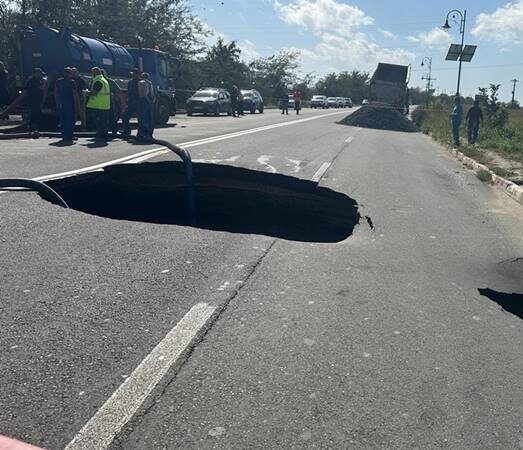 (FOTO) Drum surpat între Năvodari și Lumina. RAJA: Constructorul a ignorat măsurile de protecție absolut necesare, fapt ce a dus la avarierea conductei de refulare și surparea carosabilului