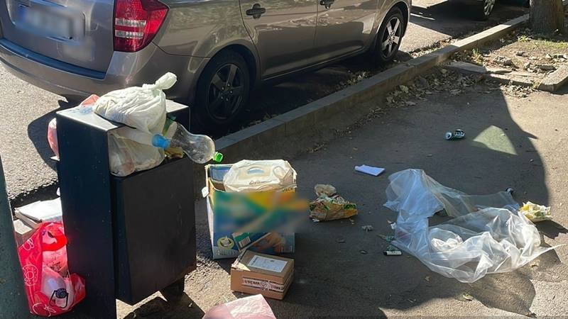 Primăria Constanța: „Vă rugăm să nu mai aruncați în coșulețele stradale sau pe lângă acestea pungile cu gunoi menajer!”