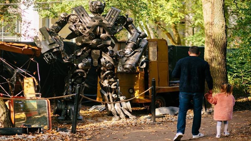 Super distracție la Iulius în octombrie 2024: roboți uriași, filme în aer liber și dans contemporan