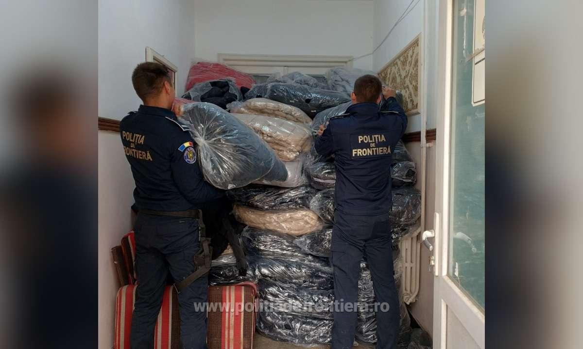 (FOTO/VIDEO) Haine contrafăcute în valoare de 3,5 milioane de lei, descoperite de polițiștii de frontieră constănțeni: erau ascunse într-un camion care transporta semințe de floarea soarelui