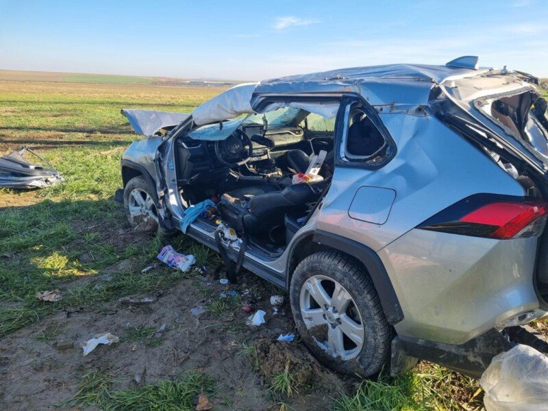 Accident în judeţul Tulcea: un şofer a rămas încarcerat după ce a pierdut controlul volanului