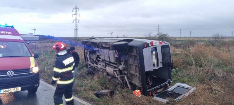 Accident în această dimineaţă, în judeţul Constanţa. Un microbuz s-a răsturnat după impactul cu o maşină – 7 persoane rănite
