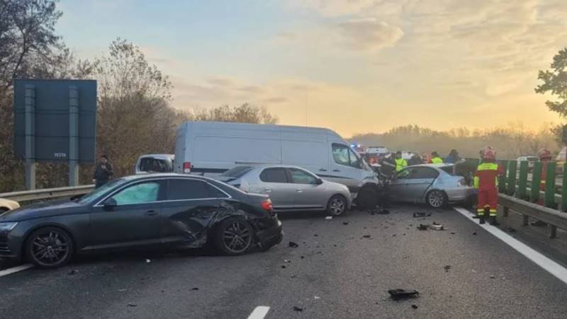 (VIDEO) Accident în lanț pe Autostrada A3: 12 mașini și 26 de persoane au fost implicate – două victime au fost transportate la spital