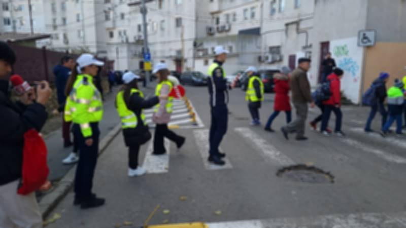 (FOTO/VIDEO) CONSTANȚA. Elevii Școlii Gimnaziale Ion Jalea au învățat să fie pietoni responsabili și să-i ajute pe colegii lor să traverseze strada corect și în siguranță