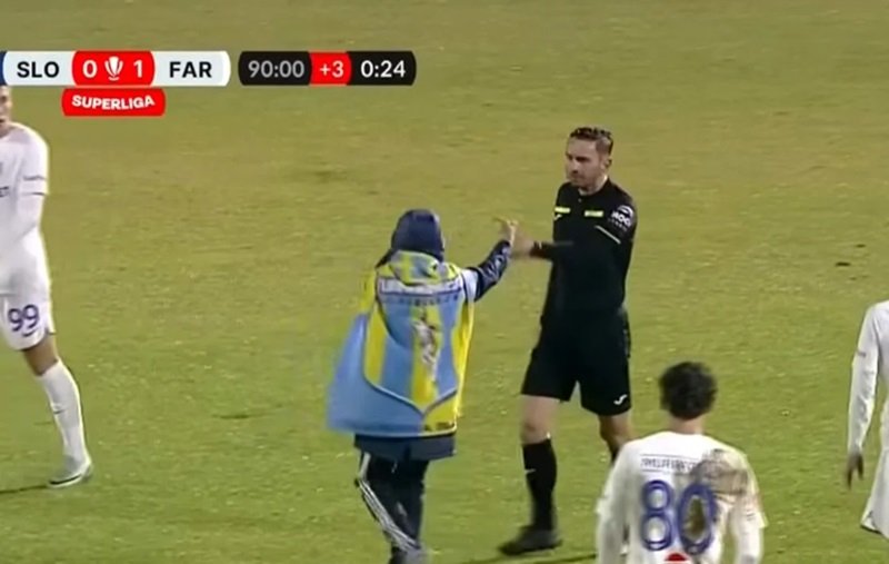 Incident revoltător la un meci al echipei Farul Constanţa. Un copil de 14 ani i-a arătat degetul mijlociu arbitrului, în timpul meciului