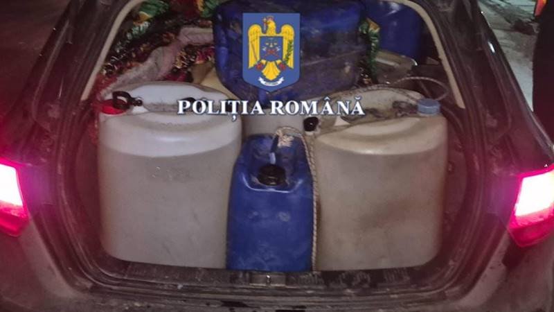 (FOTO) Percheziții în județul Constanța. Opt bărbați au fost arestați după ce ar fi sustras combustibil din trenuri: trei dintre ei, prinși în flagrant în timp ce furau 400 de litri de motorină