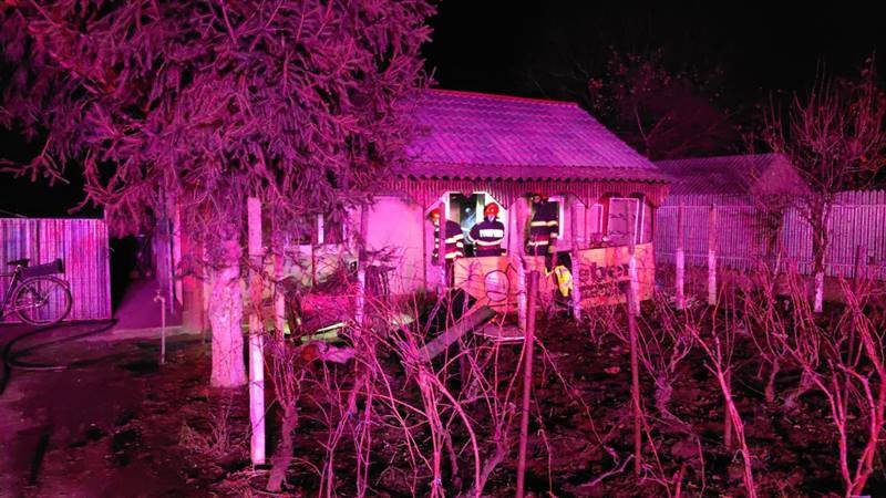Incendiu la o casă din județul Tulcea: un bărbat a fost scos din flăcări de către vecini, însă a fost declarat decedat
