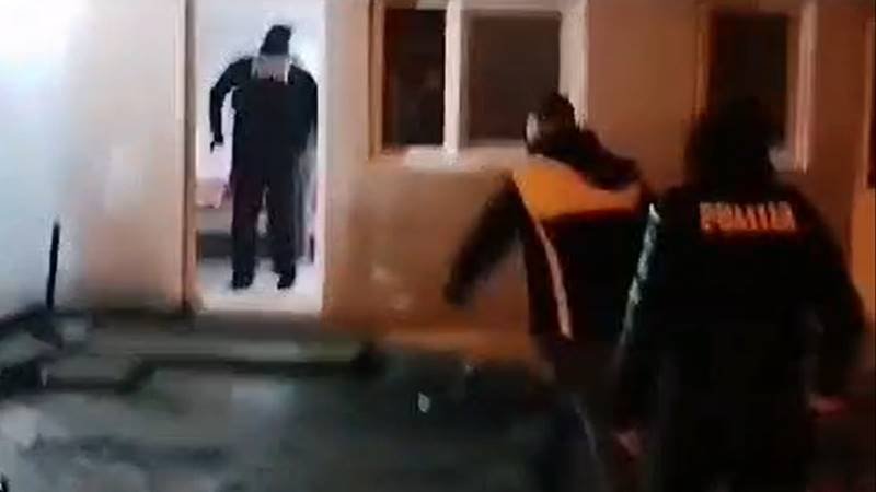 (VIDEO) JUDEȚUL CONSTANȚA. Mai multe tinere, între care o minoră de 15 ani, obligate să se prostitueze: șapte persoane au fost arestate preventiv