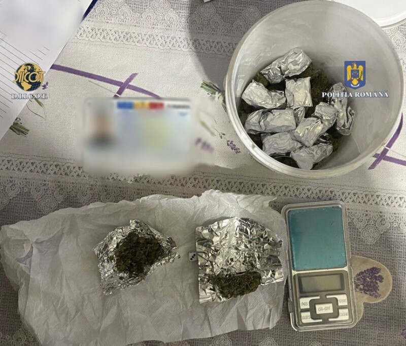 Operaţiunea „Şcoala”. Zeci de percheziţii în mai multe oraşe din ţară, într-un dosar privind vânzarea de droguri printre elevi