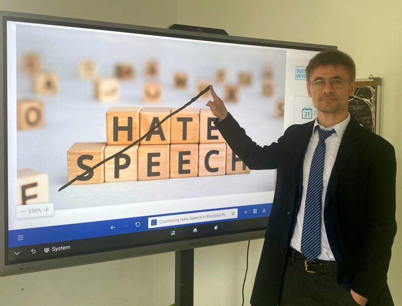 Profesorul amenințat cu moartea de simpatizații legionari, colind pentru Georgescu: „Închide ușa Căline, vin mascații după tine”