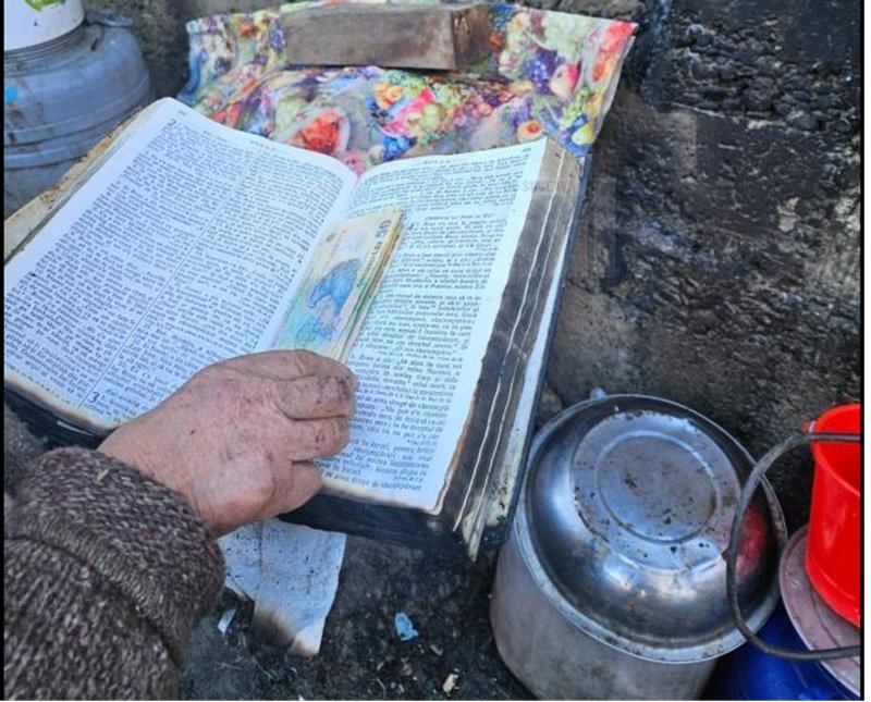 NAŢIONAL. O biblie cu 13.000 de lei nu a fost atinsă de flăcări după un incendiu puternic – localnicii consideră că este vorba despre o minune