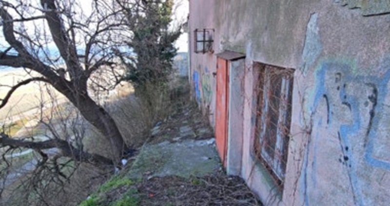 Două clădiri istorice din Constanța sunt în pericol, din cauza falezei care se prăbușește. „Cu fiecare picătură de apă, pământul se duce la vale”