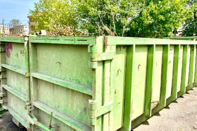 Apel către constănţeni: Nu abandonați deșeurile voluminoase în locuri neamenajate! Vă rugăm să le depozitați în bena de culoare verde!