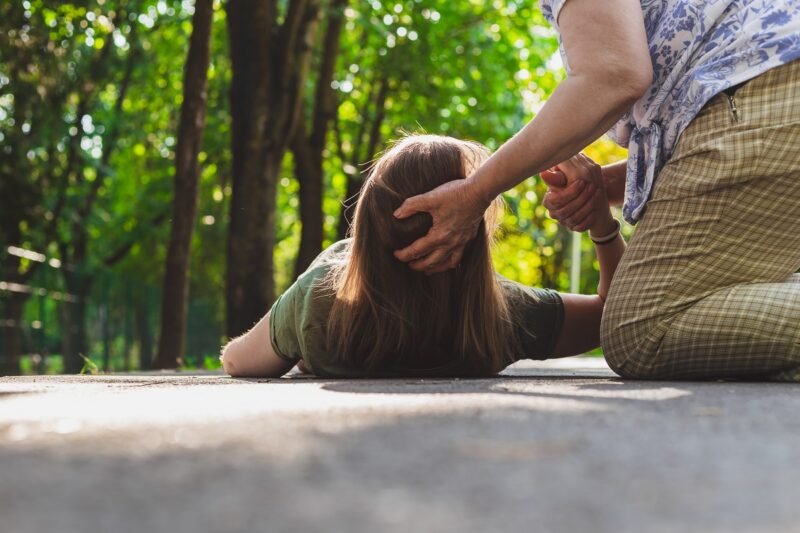 Medic neurolog, despre ce trebuie făcut atunci când cineva are o criză de epilepsie. „Nu are niciun rost să-l înţepăm, să-l muşcăm”