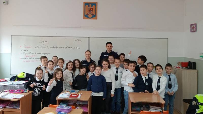 Polițiștii constănțeni continuă activitățile preventive în școli