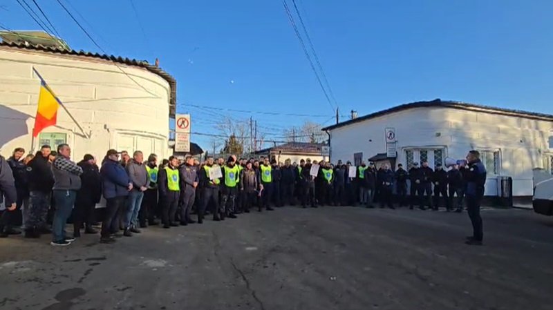 Angajații Penitenciarului Poarta Albă protestează din cauza ordonanței „trenuleț”. „Aceşti oameni stau 12,13 ore în posturi”