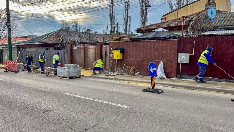 CONSTANȚA. Continuă lucrările de reamenajare a zonei pietonale de pe strada Baba Novac