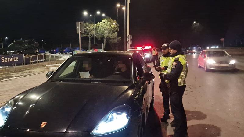 (FOTO/VIDEO) Acțiuni de amploare ale polițiștilor constănțeni, în weekend: 49 de șoferi au rămas fără permis, amenzi în valoare totală de peste 372.000 de lei