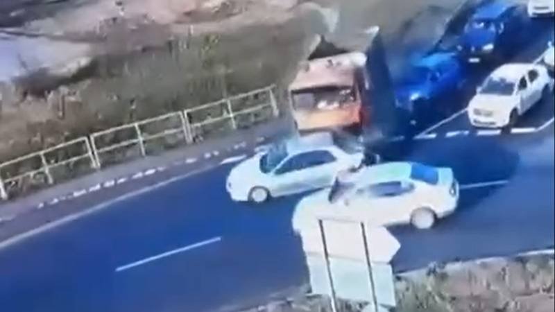 Accidentul de la Ovidiu, surprins de camerele de supraveghere: momentul în care șoferul unei autobasculante rămâne fără frâne și lovește trei mașini într-un sens giratoriu