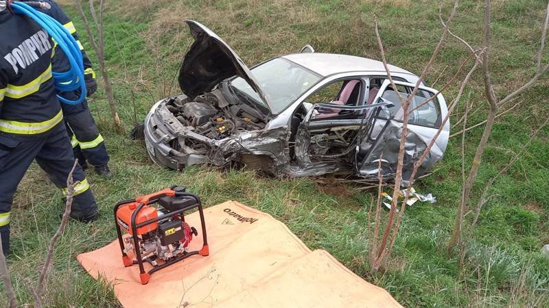 (FOTO) Accident între un TIR și o mașină, în Sibioara: o persoană este încarcerată