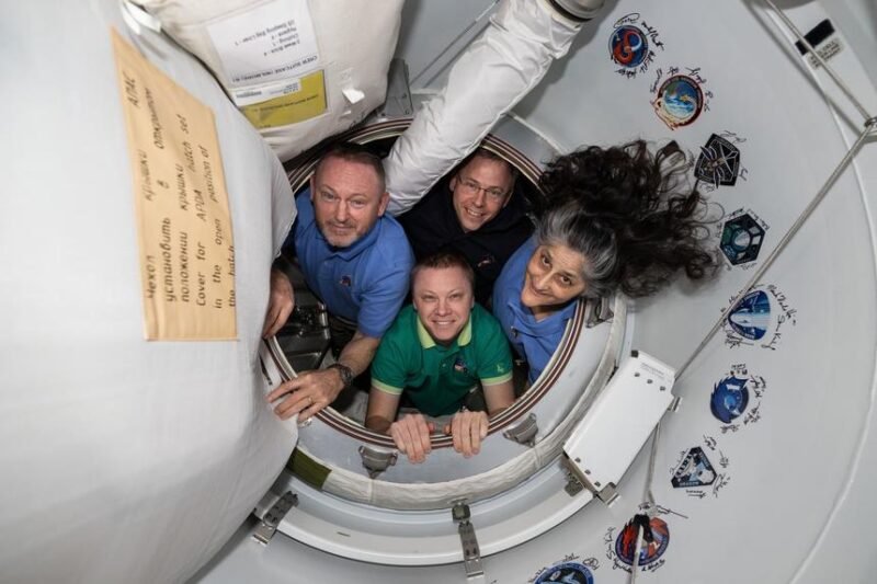 Cei doi astronauţi care au rămas blocaţi timp de nouă luni pe Staţia Spaţială Internaţională au revenit pe Pământ