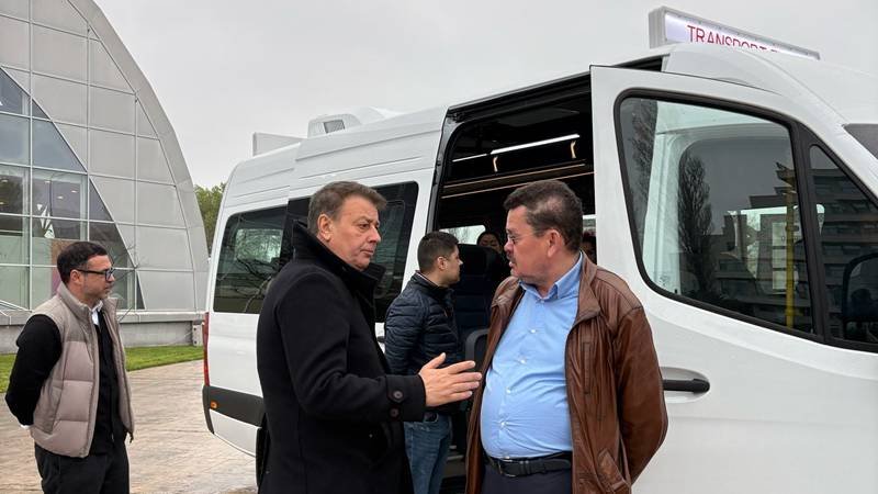 Consiliul Județean Constanța a cumpărat 30 de microbuze electrice pentru transportul elevilor din mediul rural: astăzi a fost livrat primul dintre ele