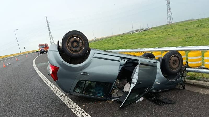 O mașină s-a răsturnat la ieșirea de pe autostrada A2 spre A4: o persoană a ajuns la spital