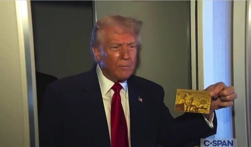 Viză de America pentru cei bogați. Trump a prezentat „cardul de aur” care are gravat pe el chipul său: „Pentru 5 milioane de dolari, poate fi al vostru”
