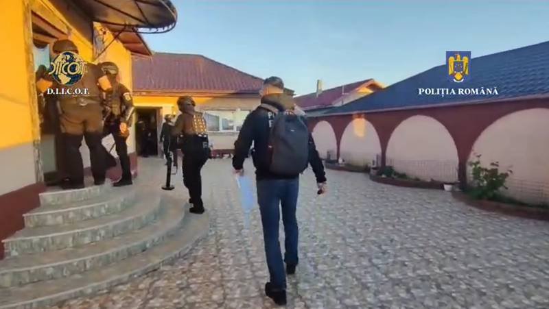(VIDEO) Percheziții în județul Constanța, la persoane suspectate de trafic de persoane și proxenetism: au obligat 20 de femei să se prostitueze în mai multe țări