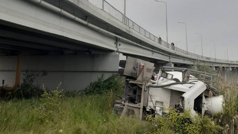 O betonieră a căzut de pe podul de la Agigea: șoferul a fost dus la spital cu elicopterul SMURD