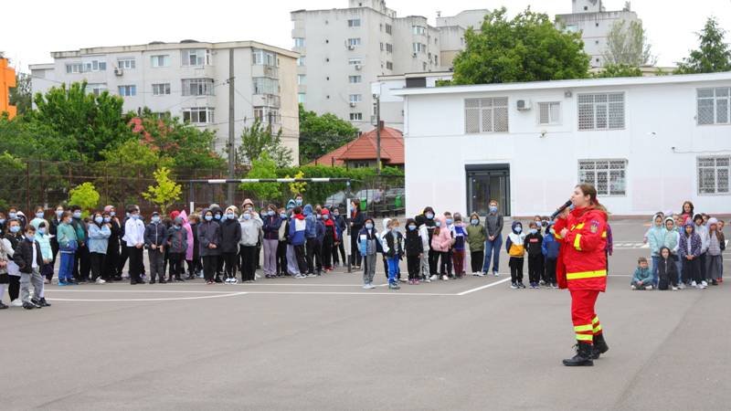 (FOTO) CONSTANȚA. Exercițiu de amploare la Școala Gimnazială „Jean Bart”. Potrivit scenariului, elevii au fost evacuați în urma unui accident chimic