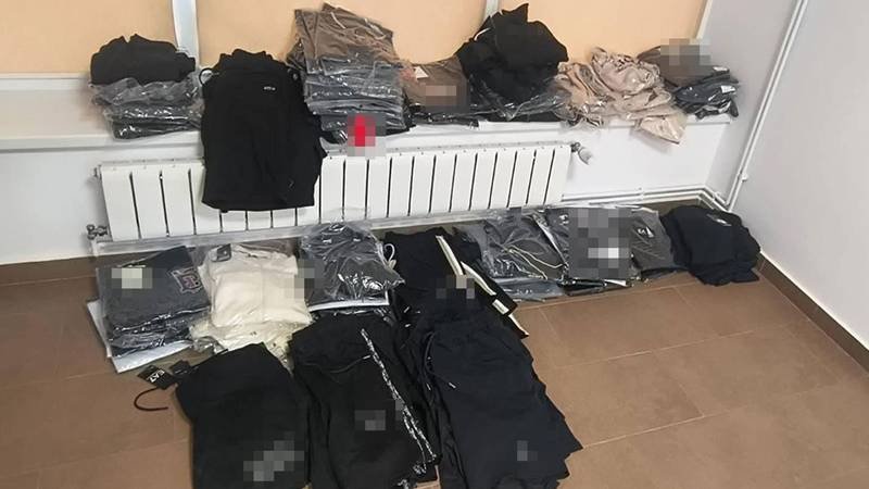 (VIDEO) Haine contrafăcute în valoare de aproximativ 73.000 lei, confiscate de polițiștii de frontieră la Mangalia