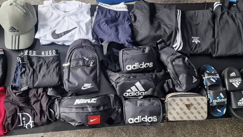 (FOTO) Weekend plin pentru jandarmii constănțeni. Au depistat două persoane care vindeau produse contrafăcute și au prins doi bărbați care aveau droguri asupra lor