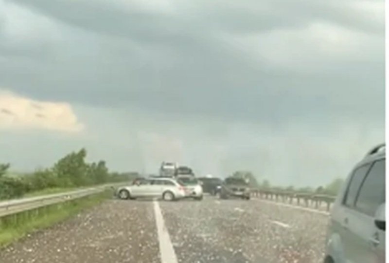 Haos pe A3 din cauza grindinei: mai mulți șoferi au întors pe contrasens ca să scape de furtună. VIDEO