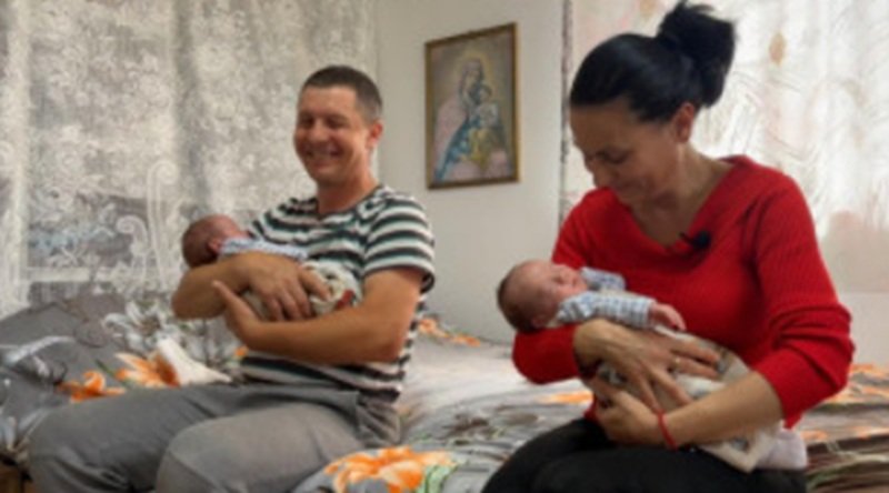 Când medicina spune ‘nu’, iar Dumnezeu spune ‘da’ – Miracolul gemenilor născuți în două utere, la 44 de ani. „Ceva din mine a continuat să spere”