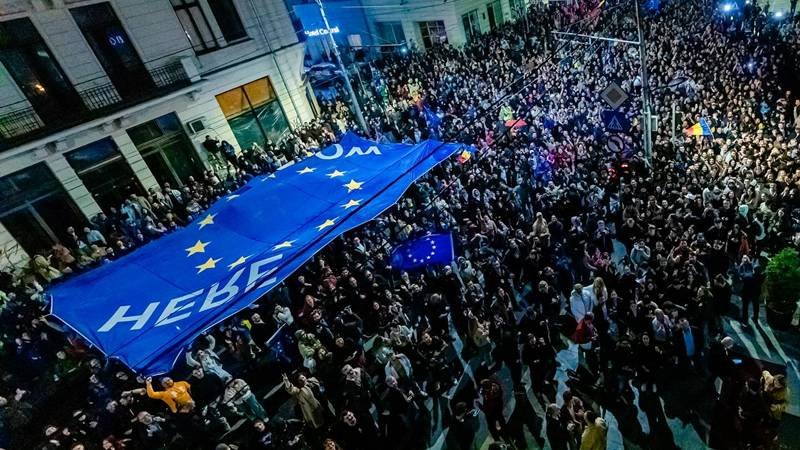 Nicușor Dan: „România, continuăm pe drumul democratic, pro-european și transatlantic. Nu există salvatori – NOI ne construim țara pe care o dorim, ÎMPREUNĂ”