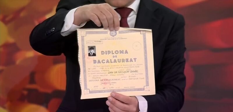 Nicuşor Dan şi-a prezentat diploma de bacalaureat: Nu se pune problema ca salariile profesorilor să scadă