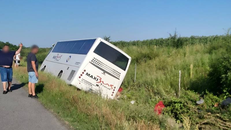 UPDATE. Un bărbat a murit și mai mulți copii au fost răniți după ce un autocar s-a răsturnat pe autostrada A2. A fost activat Planul roșu de intervenție