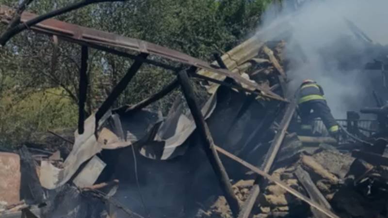 (VIDEO) Incendiu de vegetație uscată în mai multe gospodării din Hârșova: două femei au fost asistate medical