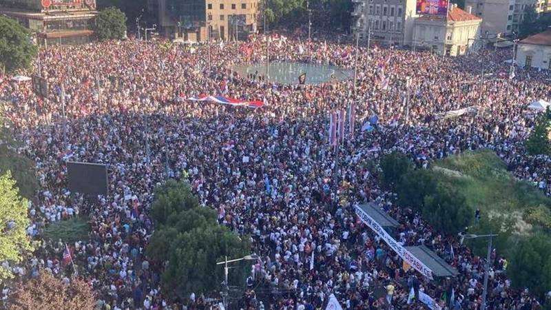 (VIDEO) Proteste violente în Serbia. 140.000 de persoane au ieșit în stradă să ceară alegeri anticipate
