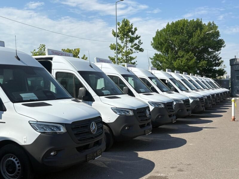 25 de localități din județul Constanța au primit microbuze electrice. Florin Mitroi: Viitorul județului nostru se construiește copil cu copil, familie cu familie