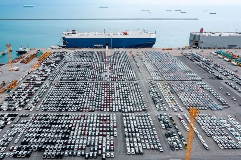 Portul Anvers-Bruges s-a transformat într-o imensă parcare auto. Mii de vehicule sunt blocate din cauza tarifelor impuse de Trump