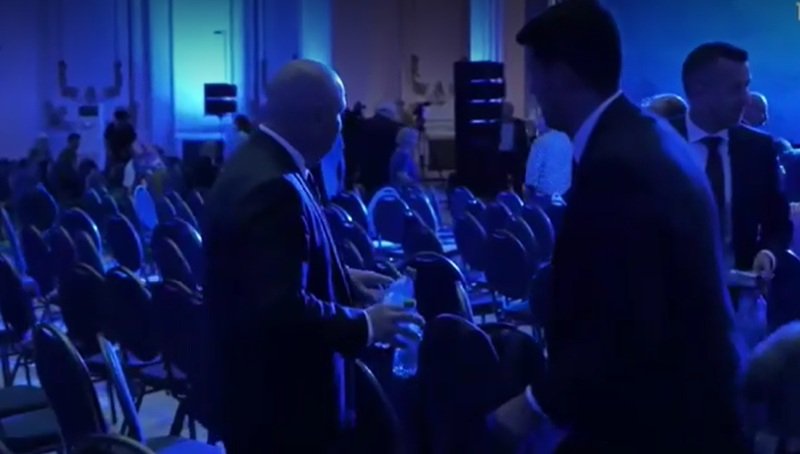 Bolojan a strâns gunoaiele lăsate în urmă de colegii săi. 5 momente de la Congresul PNL: „Moș Crăciun nu mai există”
