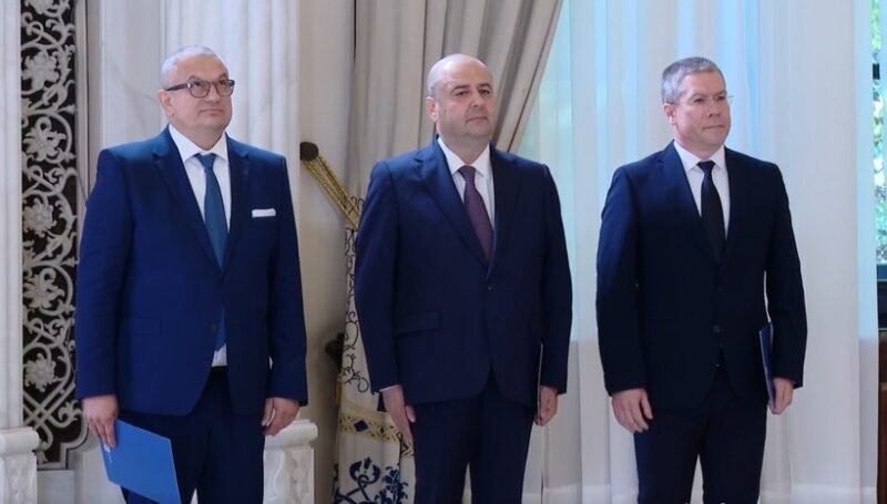 Trei noi judecători la Curtea Constituţională au depus jurământul. Grindeanu a lipsit de la ceremonie – cine va fi noul președinte CCR